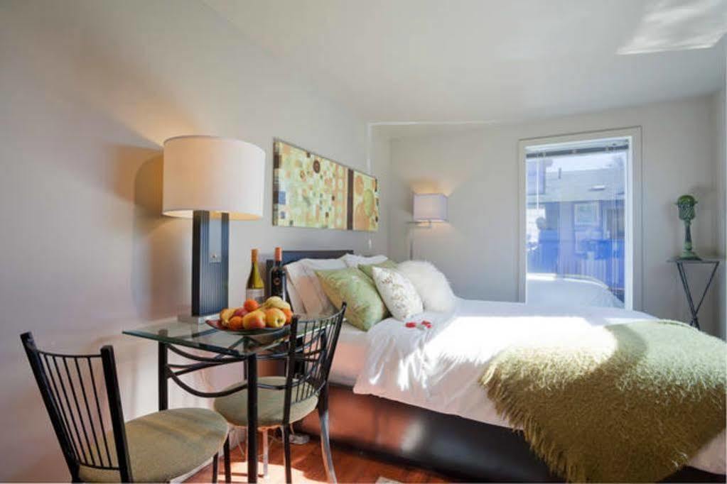 Fisherman'S Wharf Bed & Breakfast Victoria Exterior photo